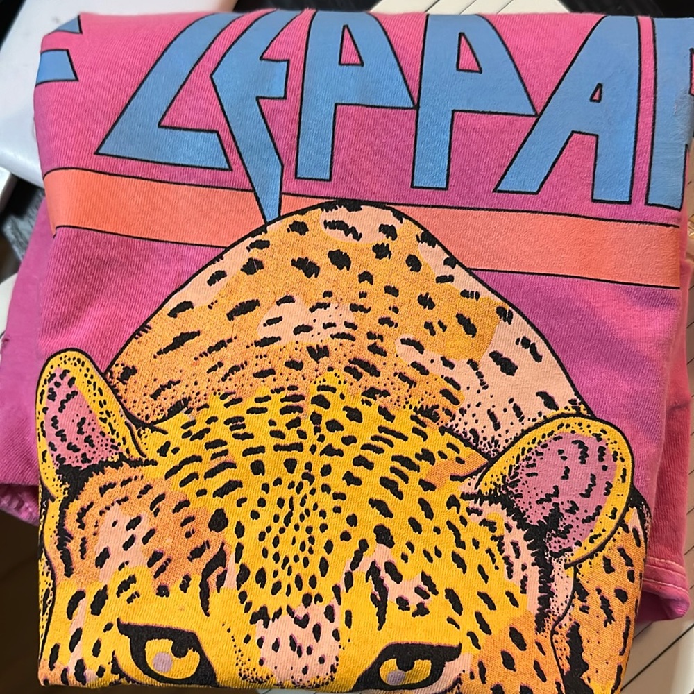 Def Leppard Tee Size M. NWOT. SUPER CUTE!!